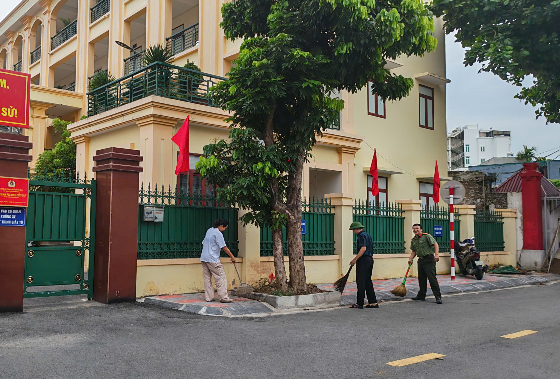 Phòng An ninh điều tra tổ chức ra quân vệ sinh môi trường, xây dựng đơn vị xanh - sạch - đẹp